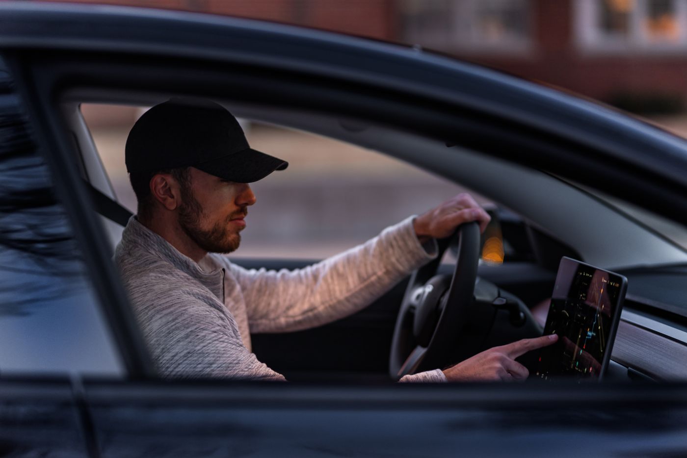 Conducteur tenant le volant de sa voiture